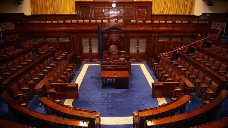 Dáil_Chamber by Tommy Kavanagh [CC BY-SA 3.0 (http://creativecommons.org/licenses/by-sa/3.0) or GFDL (http://www.gnu.org/copyleft/fdl.html)], via Wikimedia Commons