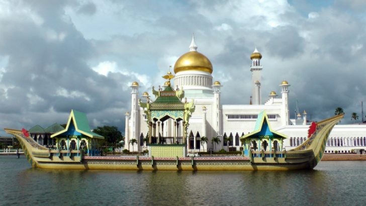 Golden Mosque in Brunei (Source Pixabay/Vyngor)